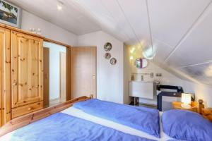 基希海姆Seepark Kirchheim Ferienhaus bei Viola mit Sauna的一间卧室配有一张蓝色床单