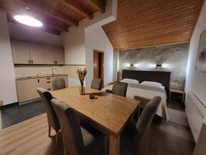 格拉博瓦茨缇纳酒店的厨房以及带桌子和床的用餐室。