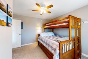 RockwoodThe Bear's Den的一间卧室配有双层床和吊扇
