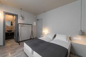 伊奥斯乔拉伊思富塔赛旅馆的一间卧室配有一张大床和镜子