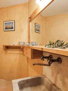 米尔泰Grande Grotta House的一间带水槽和镜子的浴室