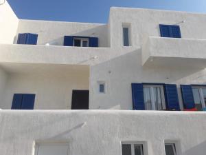 伊奥斯乔拉伊思富塔赛旅馆的一群白色的建筑,有蓝色的窗户