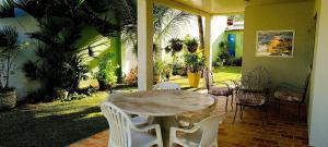 帕纳米林Qavi - Casa com piscina na Praia de Cotovelo的庭院配有桌椅和桌子