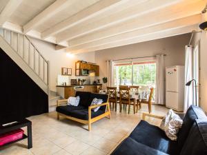 Labastide-de-ViracVilla La Lauze的客厅配有沙发和桌子