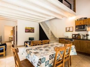 Labastide-de-ViracVilla La Lauze的厨房以及带桌椅的用餐室。