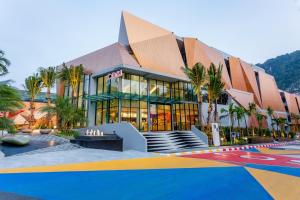 奥南海滩COSI Krabi Ao Nang Beach - SHA Plus的一座棕榈树建筑