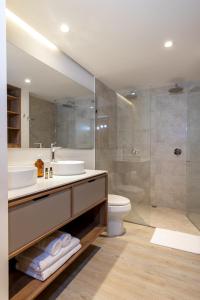 麦德林Villaz Luxury Vacation Homes的一间带水槽、卫生间和淋浴的浴室