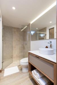 麦德林Villaz Luxury Vacation Homes的一间带水槽、卫生间和淋浴的浴室