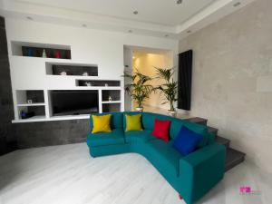 维耶特里GT HOUSE FONTANA LIMITE的客厅配有蓝色沙发及色彩缤纷的枕头