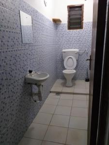 姆特瓦帕Hyven's Apartments的一间带卫生间和水槽的浴室