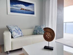贝尼多姆SUNSET WAVES sea & sky apartment的客厅配有沙发和桌子