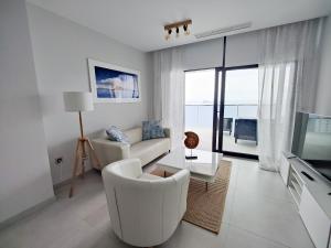 贝尼多姆SUNSET WAVES sea & sky apartment的带沙发和电视的白色客厅