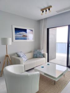 贝尼多姆SUNSET WAVES sea & sky apartment的带沙发和咖啡桌的客厅