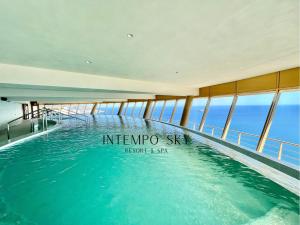 贝尼多姆INTEMPO SKY Resort & Spa的一座建筑物中央的游泳池