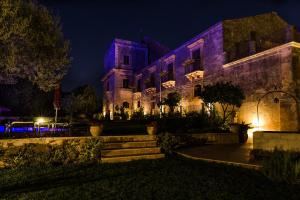 索拉里诺Borgo del Carato的一座晚上有紫色灯光的建筑
