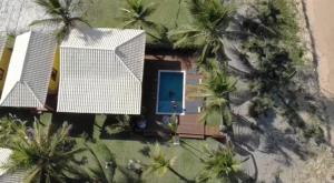 卡拉伊瓦Villa do Sossego - Caraíva的棕榈树房屋的空中景致