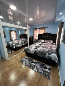 圣地亚哥洛斯卡巴Paulino的一间卧室配有一张床和镜子