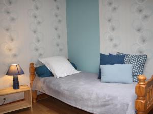 Belleville-sur-MeuseGîte Belleville-sur-Meuse, 4 pièces, 4 personnes - FR-1-585-42的一间卧室配有蓝色和白色的床