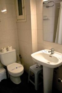 西拉库萨酒店的一间浴室