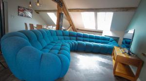 拉尔The Sigma Penthouse的客厅里一张大蓝色沙发