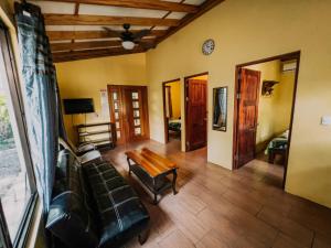 乌维塔热带海滩公寓的客厅配有沙发和桌子