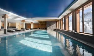 大博尔南莱斯村CGH公寓式酒店及Spa的一座带窗户的游泳池