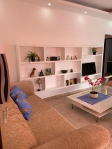 Stylish 2R-2B Apt Near the Beach and Main Street平面图