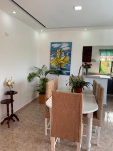 Stylish 2R-2B Apt Near the Beach and Main Street平面图