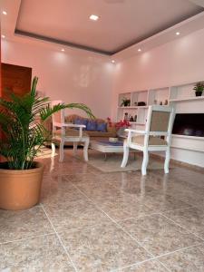 Stylish 2R-2B Apt Near the Beach and Main Street平面图