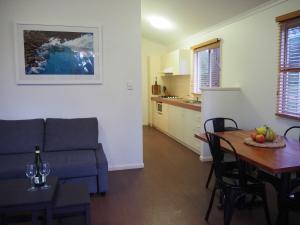 亚林加普Tasman Holiday Parks - Yallingup Caves的带沙发和餐桌的客厅