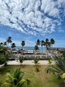 潘切Catsen Bungalows & Pool Phan Thiet的享有棕榈树海滩和大海的景色