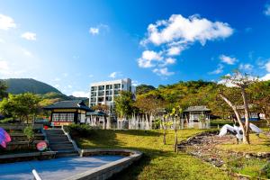车城长钰温泉饭店 Samiling Resort 的享有公园的景色,建筑背景