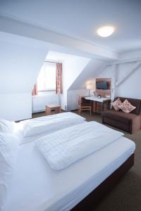 SeinsheimWeingut Kernwein的酒店客房配有两张床和一张书桌