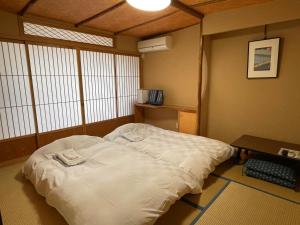 福田酒店客房内的一张或多张床位
