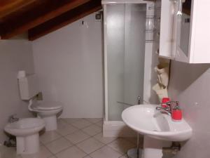 奥斯塔appartamento signorile con giardino CIR 0097的浴室设有2个卫生间、水槽和淋浴。