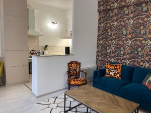 拉罗谢尔Apartment- La Rochelle historic city centre的客厅配有蓝色的沙发和桌子