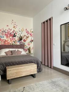 拉罗谢尔Apartment- La Rochelle historic city centre的一间卧室配有一张床和一面大镜子