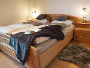 HohenauHaus "Panorama"的一间卧室配有两张床,床上有毯子