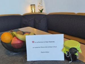 HohenauHaus "Panorama"的坐在沙发上,有标牌的水果碗