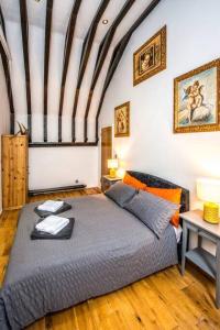 比勒瑞卡Beautiful grade II listed 4 bed Victorian Conversion - Billericay Essex的一间卧室,卧室内配有一张大床
