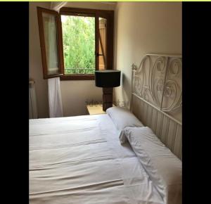 伊斯卡日拉Apartamento un dormitorio Los Altos de Escarrilla, FORMIGAL-PANTICOSA的卧室配有一张大白色床和窗户