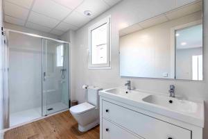 GodellaResidencia Demar的浴室配有卫生间、盥洗盆和淋浴。