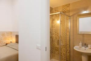 布林迪西Apulian House的带淋浴和盥洗盆的浴室