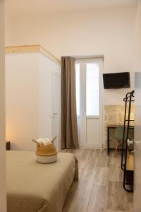 布林迪西Apulian House的一间卧室设有床、窗户和门