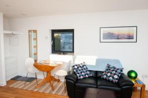 GearyCroft 7 Geary Self Catering Studio with stunning sea views的相册照片