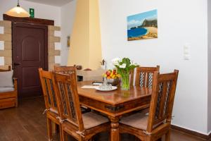 法拉萨纳Stay in Falassarna的一间带木桌和椅子的用餐室