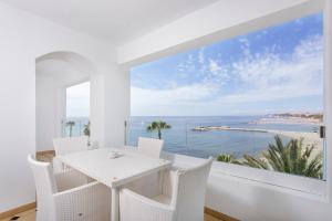 马贝拉B51 Executive Flats Marbella的海景白色用餐室