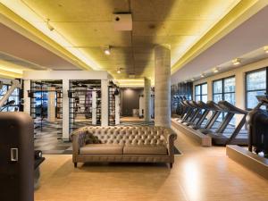 柏林柏林库达姆阿斯布里亚酒店的一个带沙发和跑步机的健身房