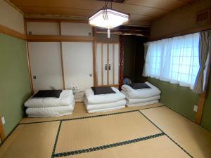 旭川TY-Home的一间客厅,客厅内配有两张白色沙发