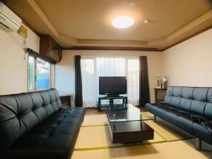旭川TY-Home的带沙发和电视的客厅